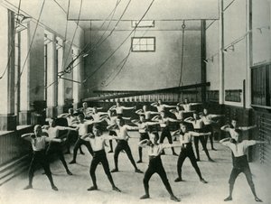 Exercícios físicos na instituição real para surdos e mudos, Friar Gate, Derby, 1902. de Unbekannt