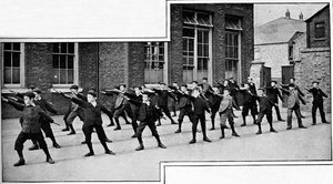 Exercício físico em uma escola de Londres, c1900 1901 de Unbekannt