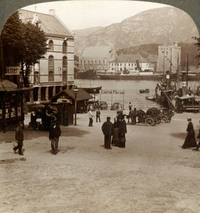 Fortaleza velha pitoresca Bergenhus, de um quadrado na cidade moderna, Bergen, Noruega, 1905. de Unbekannt