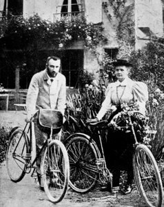 Pierre e Marie Curie, físicos franceses, preparando-se para andar de bicicleta de Unbekannt