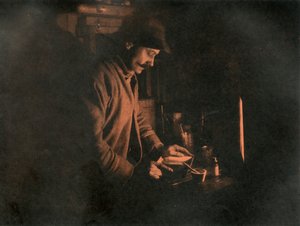 Ponting Desenvolvendo uma placa no quarto escuro, c19101913, 1913. de Unbekannt