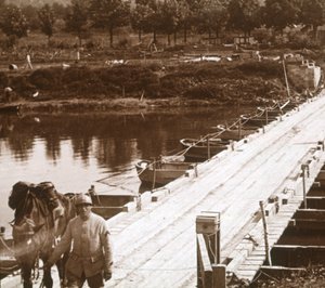 Ponte pontão sobre o rio Aisne em Venizel, Aisne, França, c1914-c1918 de Unbekannt