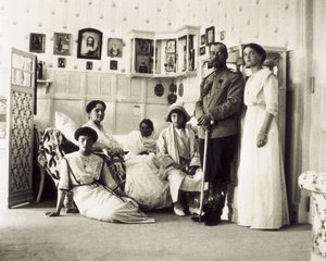 Retrato do Czar Nicolau II (1868-1918) com sua família, da esquerda para a direita Tatiana, Alexandra (sua esposa), Anastasia, Maria, e Olga, c. 1910 (foto a p/b) de Unbekannt
