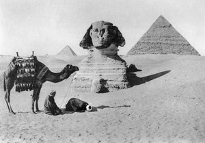 Orando diante de uma esfinge, Cairo, Egito, c1920s de Unbekannt