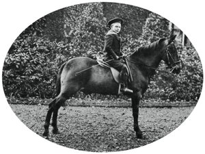 Príncipe Albert Windsor aos seis anos de idade, sentado em um cavalo, 1902 de Unbekannt