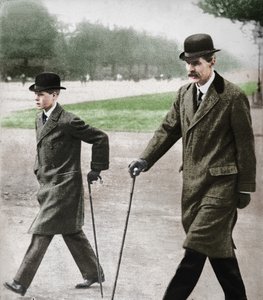 Príncipe Edward caminhando com o Sr. HP Hansell, seu tutor, em Auteuil, França, 1912 1936. de Unbekannt