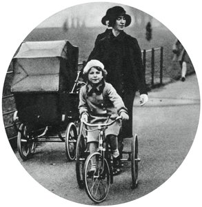 Princesa Elizabeth andando de triciclo, março de 1932, 1937 de Unbekannt