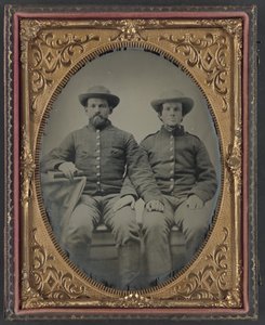 Soldado Charles Chapman da Companhia A, 10º Regimento de Cavalaria da Virgínia, esquerda, e soldado não identificado de Unbekannt