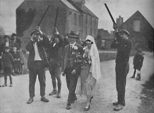 Superstições pagãs pitorescas que ainda sobrevivem em Holy Island, c1935 de Unbekannt