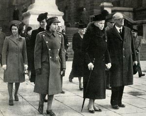 Rainha Maria, princesa Elizabeth, princesa Margaret ..., dia do armistício, 1945, 1951. de Unbekannt