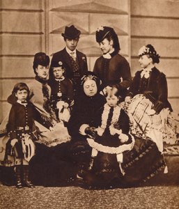 Rainha Victoria com sua nora e netos, c1880 1935 de Unbekannt