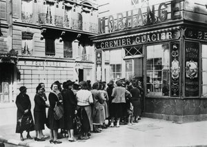 Fila de mulheres diante de uma loja de laticínios, Paris ocupada pela Alemanha, 28 de junho de 1940 de Unbekannt