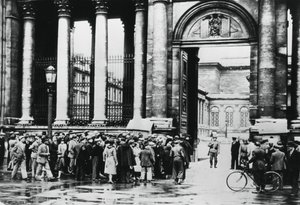 Fila do lado de fora do Bureau de Informações para civis na Câmara dos Deputados, Paris, julho de 1940 de Unbekannt