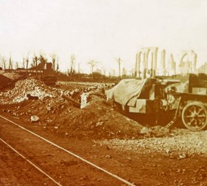 Linhas ferroviárias na vila de Noordschote, Flandres, Bélgica, c1914-c1918 de Unbekannt