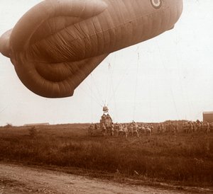 Levantamento do balão de barragem com cesto para observação, c1914-c1918 de Unbekannt