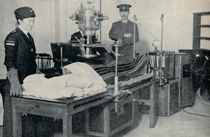 Raios que revelam os recessos secretos do corpo, c1935 de Unbekannt