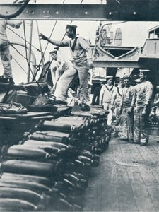 Recebendo cartuchos para as armas navais no convés de um navio de guerra, c1914 de Unbekannt