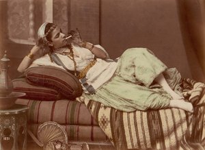 Mulher reclinada fumando, 1870-90. de Unbekannt