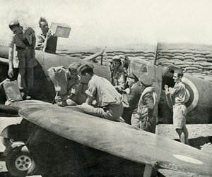 Reabastecimento e rearmamento de caças Spitfire, Malta, Segunda Guerra Mundial, 1942 1944. de Unbekannt