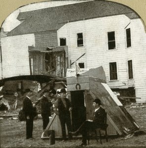Campo de refugiados, antiga habitação em ruínas no fundo. Este é um trabalho de terremoto, 1906. de Unbekannt