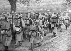 Infantaria francesa de socorro passando uma fila de prisioneiros, Plessis-de-Roye, Picardia, França, 30 de março de 1918 de Unbekannt