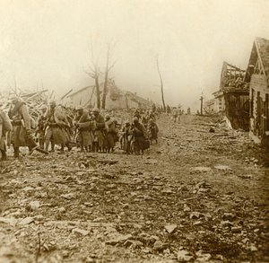 Infantaria de socorro no ataque de Douaumont, norte da França, 1916 de Unbekannt