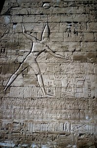 Alívio de Ramsés III ferir inimigos, Templo Mortuário de Ramsés III, Medinet Habu, c1200BC de Unbekannt