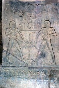 Alívio de duas figuras do deus Hapy do Nilo, templo sagrado para Amun Mut & Khons, Luxor, Egito de Unbekannt