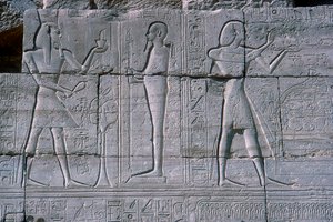 Relevo mostrando Ramsés II antes de Ptah, O Ramesseum, Templo de Ramsés II, Luxor, Egito, c1250 aC de Unbekannt