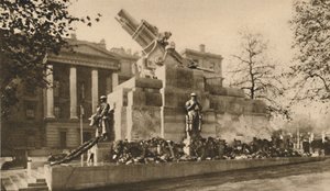 Representação em pedra de um obus de 9 polegadas que causou grande polêmica, c1935. de Unbekannt