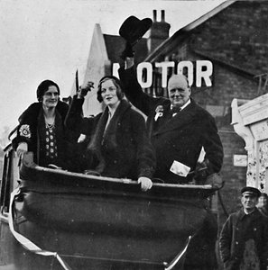 Retornado para Epping A Sra. Churchill e a filha Diana compartilham felicidade e vitória, 1931, 1945. de Unbekannt