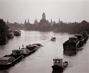 Barcaças fluviais descendo no rio Chao Phraya com vista para Wat Chaiwatthanaram de Unbekannt