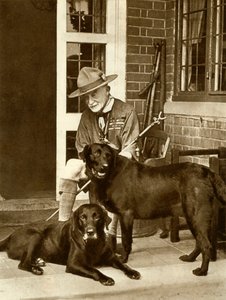 Robert Baden-Powell em casa com seus cães, c1929, 1935. de Unbekannt