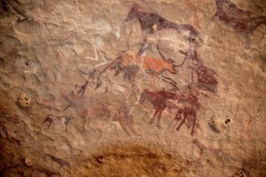 Arte rupestre, Pré-história: Pintura rupestre de um grupo de gado e personagens policromáticos (pastores e arqueiros) num abrigo ornamentado, no maciço de Uweinat, Sudão. Período de 8000 a 3000 anos antes de Cristo. Fotografia de Unbekannt
