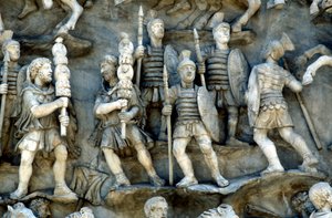 Soldados romanos participando de decursio, o ritual circulando da pira funerária, c180-196 de Unbekannt