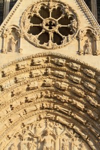 Janela Rosa. Tympanum do portal central oeste. A Catedral de St. Stephen. de Unbekannt