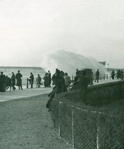 Mar agitado sobre o passeio em Hastings, Sussex, final do século XIX-início do século XX. de Unbekannt
