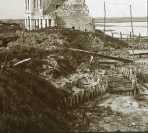 Edifício arruinado e trincheiras ao longo da costa, c1914-c1918 de Unbekannt