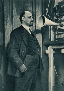 O líder bolchevique russo Vladimir Lenin em uma gravação de rádio no Kremlin, Moscou, Rússia, 1919 de Unbekannt