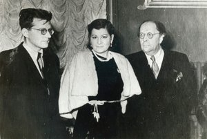 Compositor russo Dmitri Shostakovich, cantora Maria Maksakova e escritor Aleksey Tolstoy, 1943 de Unbekannt
