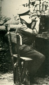 Soldado russo usando um rifle de periscópio, Primeira Guerra Mundial, 1914-1918, c1920. de Unbekannt