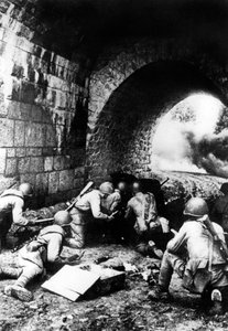 Soldados russos em ação perto de Riga, Letônia, 1944 de Unbekannt