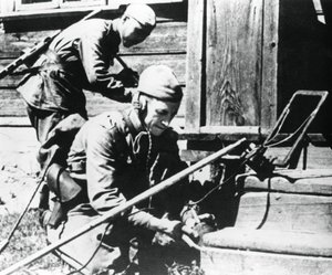 Soldados russos com detectores de minas limpando uma casa com armadilha, Frente Oriental, 1944 de Unbekannt