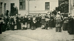Esposas de soldados russos aguardando notícias da Frente ..., Primeira Guerra Mundial, 1915, c1920. de Unbekannt