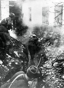 Tropas russas libertando uma vila perto de Ordhonikidze, Cáucaso, 1942 de Unbekannt