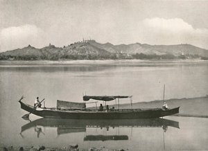 Sagaing, no Irrawaddy - todo topo de uma colina é coroado com um pagode, de 1900. de Unbekannt