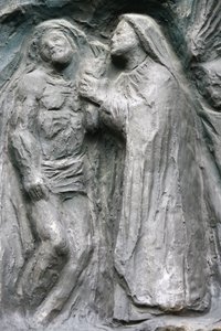 Igreja de Saint-Pierre de Montmartre : escultura da porta de Notre Dame : Jesus é descartado da cruz, Paris, França de Unbekannt