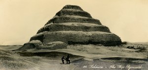 Saqqara - a pirâmide de degraus, c1918-c1939. de Unbekannt