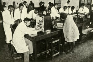 Cenas em uma faculdade nativa - Alunos do laboratório de física, c1948. de Unbekannt