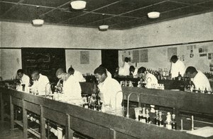 Cenas em um Colégio Nativo - Alunos de Bacteriologia no Fort Hare Native College de Alice em C de Unbekannt